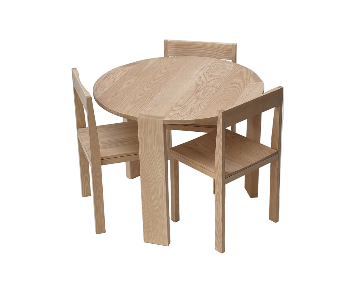 Round Table 01 in ash with Chair 01 dining chairs
